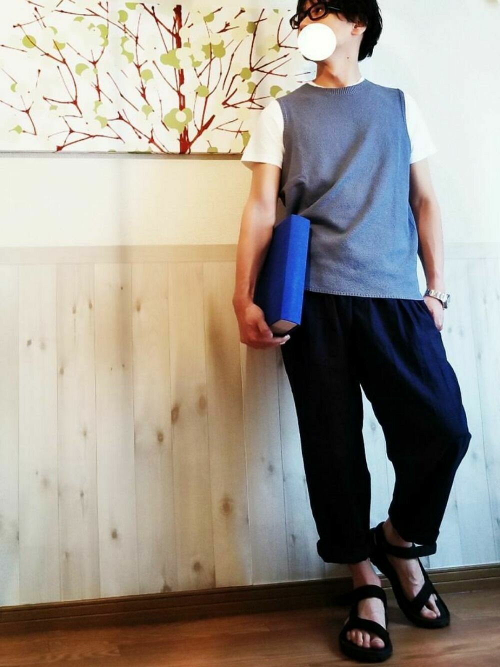 「ベスト、スラックス、リラックススタイル、ゆるコーデ」｜「SHAREEFのSHADOW JQ WIDE PANTS（スラックス、ブルー系）」を使った、タスクさん（メンズ・173cm）の夏コーディネートの1枚目の写真