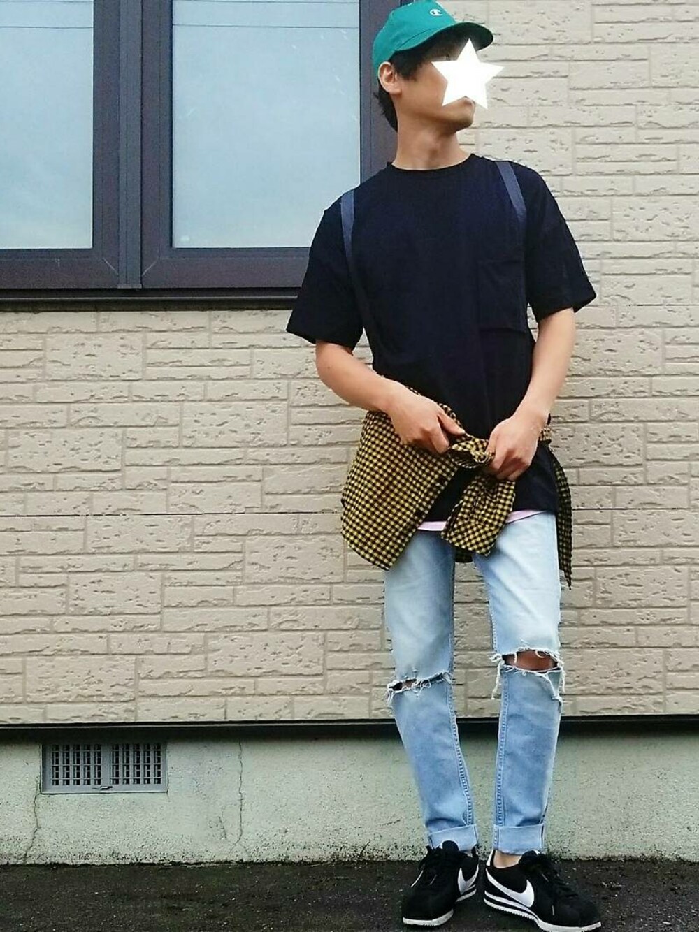 「腰巻きスタイル、キャップ、ダメージデニムパンツ」｜「NIKEのNIKE / クラシック コルテッツナイロン（スニーカー、ブラック系）」を使った、タスクさん（メンズ・173cm）の秋コーディネートの1枚目の写真