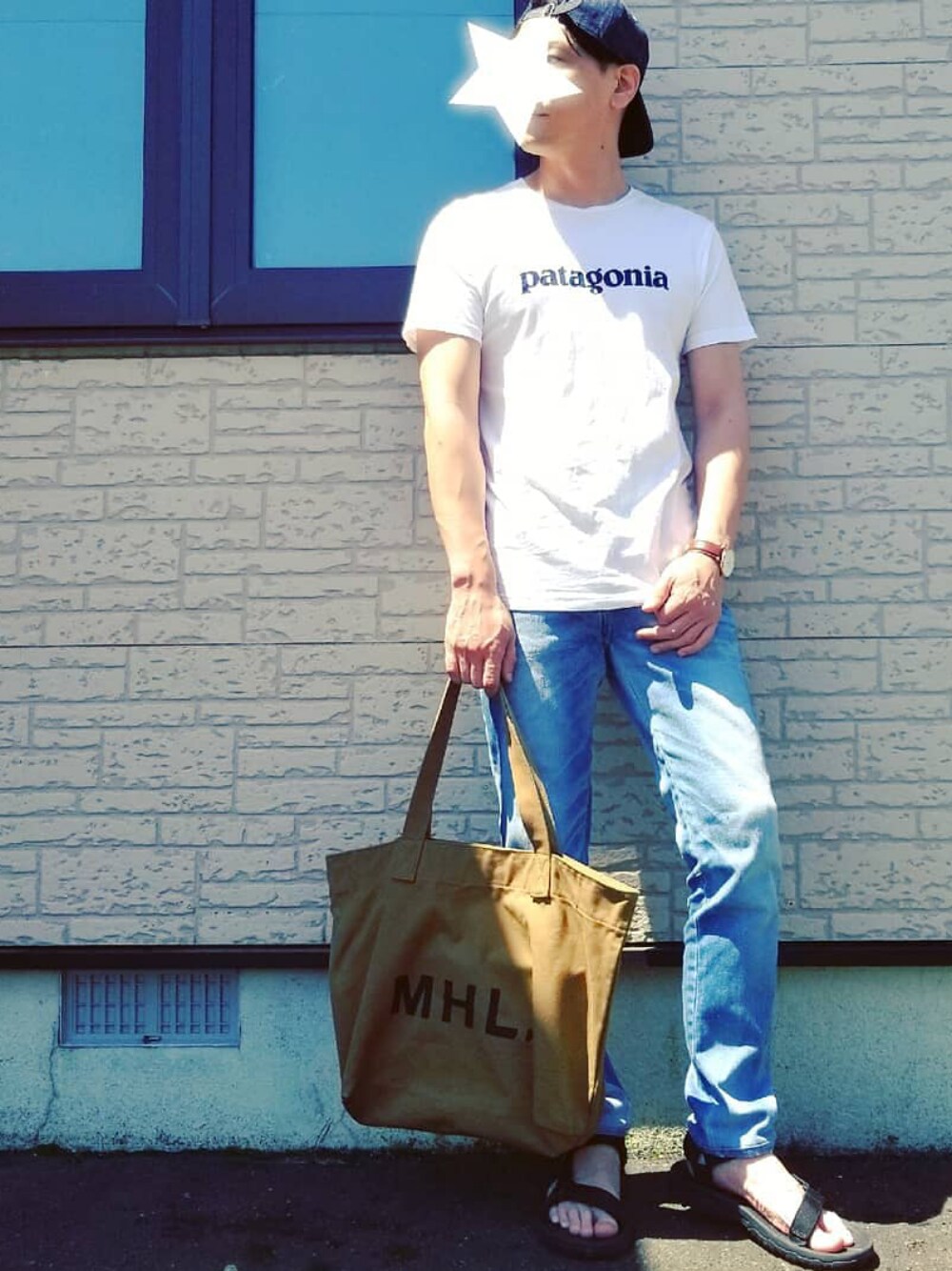 「シンプルコーデ、休日スタイル、パタゴニア、patagonia、白Tシャツ、デニム、キャップ、MHL.」｜「FACTOTUMの【FACTOTUM JEANS】Dシリーズデニム　スリム（デニムパンツ、ブルー系）」を使った、タスクさん（メンズ・173cm）の夏コーディネートの1枚目の写真