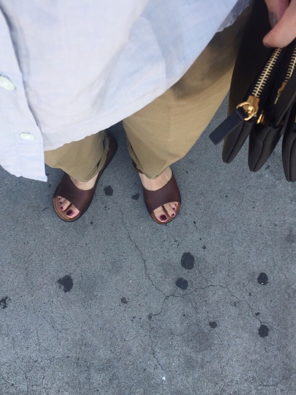 ブラウン系のサンダル、ブラック系のショルダーバッグ、グレー系のキャミソールを着用したレディースの夏コーディネートの1枚目の写真