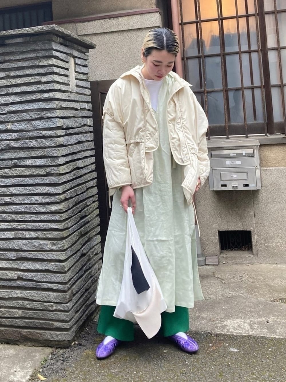 「Littlesuzie、kotohayokozawa、リネンワンピース、リブパンツ、淡色コーデ、グリーン、春めきシューズ、チャイナシューズ、チュールサンダル」｜「select MOCAのレイヤードキルティングジャケット/重ね着風オーバーサイズショートダウン（ダウンジャケット/コート、ホワイト系）」を使った、Reimiさん（レディース・170cm）の春コーディネートの1枚目の写真