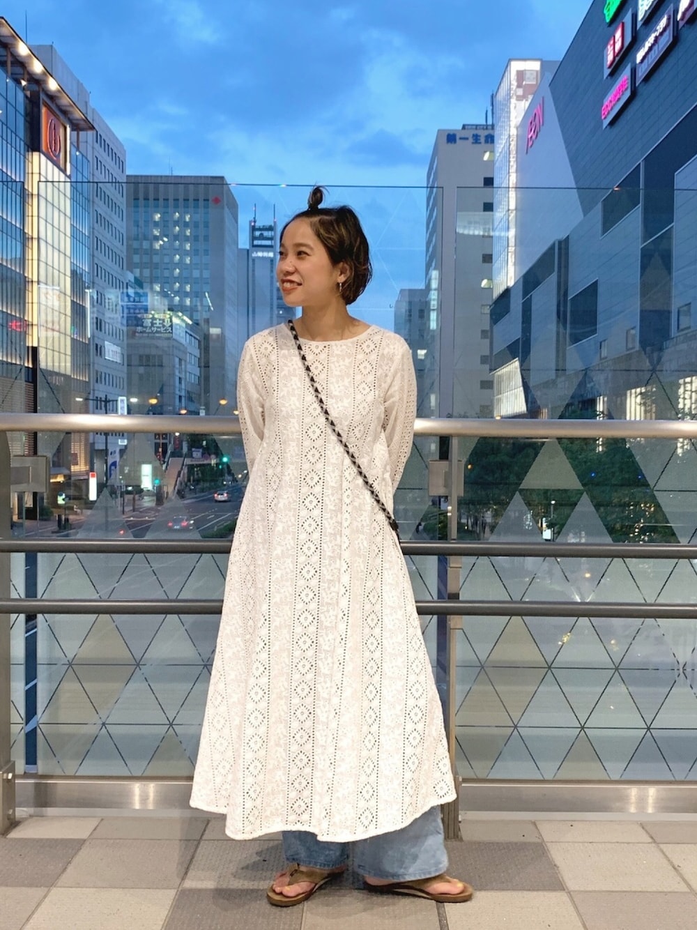 「夏コーデ、大人カジュアル、休日コーデ、freada、フリークスストア、オトナ女子、スタッフセンバツ、サンダル、レインボーサンダル、ビーチサンダル」｜「FREAK'S STOREのFreada/フリーダ　カットワークレースワンピース（ワンピース、ホワイト系）」を使った、たはらさん（レディース・160cm）の夏コーディネートの1枚目の写真