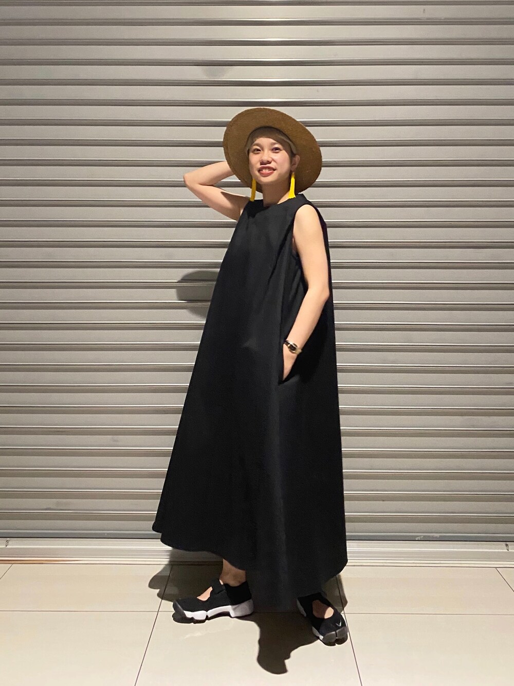 「カジュアル、きれいめカジュアル、freada、ワンピース、エアリフト、airrift、ワントーンコーデ、ブラックコーデ、夏コーデ、フリークスストア」｜「FREAK'S STOREのFreada/フリーダ　フレアAラインワンピース（ワンピース、ブラック系）」を使った、たはらさん（レディース・160cm）の春コーディネートの1枚目の写真