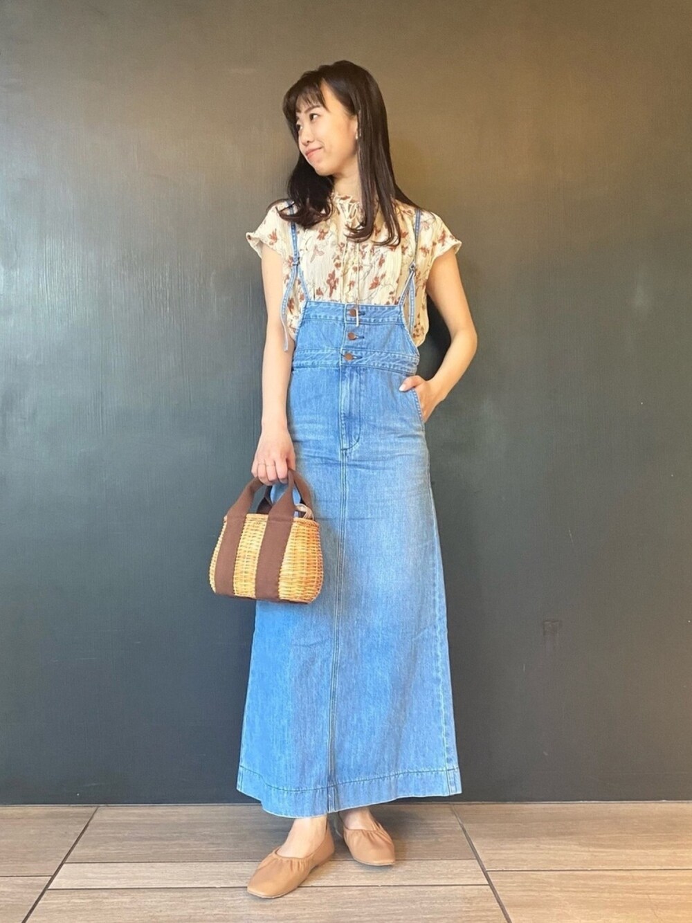 「URBAN RESEARCH ROSSO、URBANRESEARCHROSSO、大人カジュアル、Wrangler、サロペット、ジャンパースカート、休日コーデ、きれいめカジュアル、デニム」｜「URBAN RESEARCH ROSSOのヨウリュウフラワーブラウス（シャツ/ブラウス、ホワイト系）」を使った、matsuさん（レディース・162cm）の春コーディネートの1枚目の写真