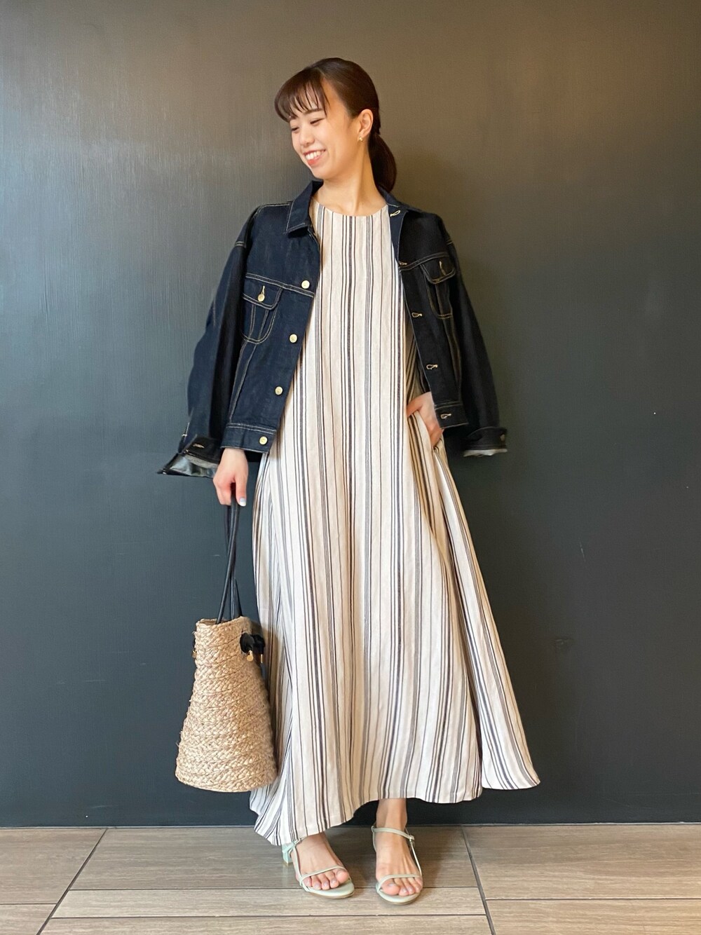 「URBAN RESEARCH ROSSO、URBANRESEARCHROSSO、大人カジュアル、シンプル、休日スタイル、夏コーデ、ワンピース、リネン、ストライプ、デニムジャケット」｜「URBAN RESEARCH ROSSOのリネンドビーストライプマキシワンピース（ワンピース、ブラック系）」を使った、matsuさん（レディース・162cm）の夏コーディネートの1枚目の写真