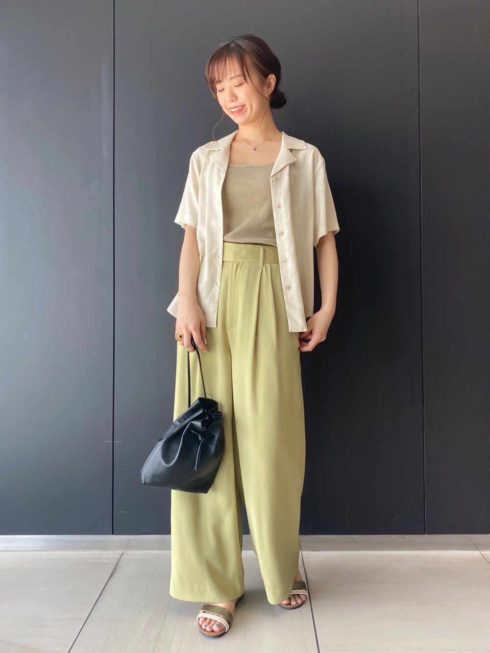 「URBAN RESEARCH ROSSO、URBANRESEARCHROSSO、夏コーデ、キレイめ、オトナカジュアル、パンツスタイル、シャツスタイル、カラーパンツ」｜「URBAN RESEARCH ROSSOのリネン混オープンカラーシャツ（シャツ/ブラウス、ベージュ系）」を使った、matsuさん（レディース・162cm）の夏コーディネートの1枚目の写真