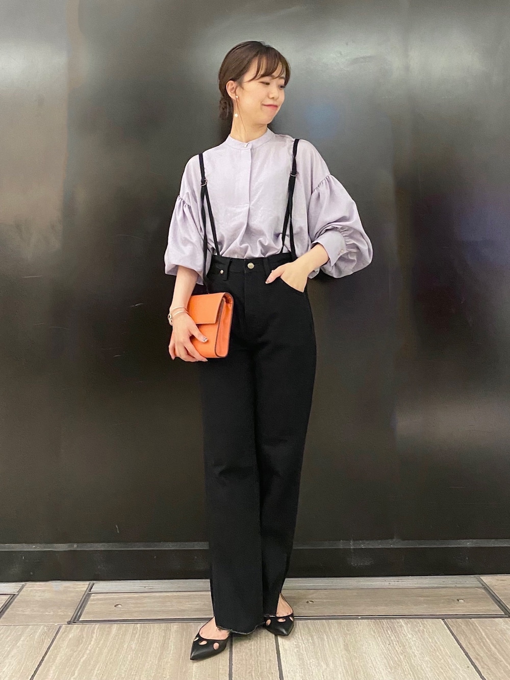 「URBAN RESEARCH ROSSO、休日スタイル、秋のコーデ、パンツコーデ、デニム、スリット、サロペット、ブラウス、オトナカジュアル、ボリューム袖」｜「URBAN RESEARCH ROSSOのバックボタンボリュームスリーブブラウス（シャツ/ブラウス、パープル系）」を使った、matsuさん（レディース・162cm）の秋コーディネートの1枚目の写真