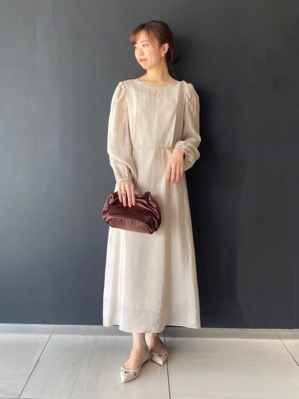 「ワンピース、ベージュ、パーティースタイル、結婚式、ドレス、シンプルコーデ、結婚式二次会スタイル、秋カラー、オトナ女子、URBAN RESEARCH ROSSO」｜「URBAN RESEARCHのサテンミニバッグ（ハンドバッグ、ブラウン系）」を使った、matsuさん（レディース・162cm）の秋コーディネートの1枚目の写真