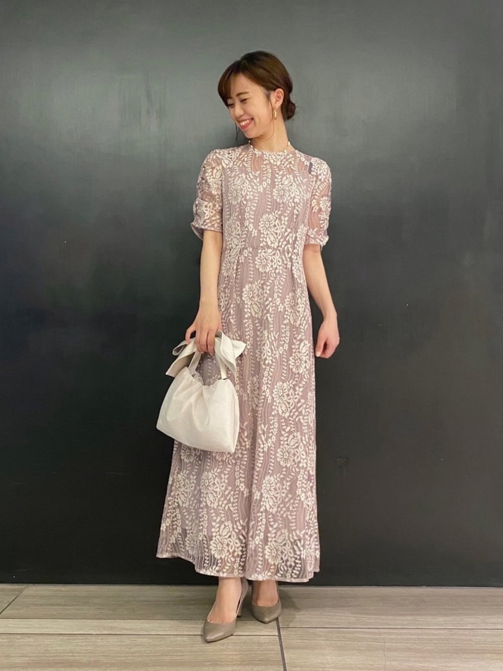 「ワンピース、ベージュ、レース、パーティースタイル、結婚式、ドレス、フェミニン、結婚式二次会スタイル、オトナ女子、URBAN RESEARCH ROSSO」｜「kaeneのアイテム（バッグ、ホワイト系）」を使った、matsuさん（レディース・162cm）の秋コーディネートの1枚目の写真