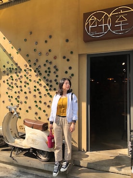 「アイテム（スタジャン、ホワイト系）」を使った、李韋柔さん（レディース・157cm）の春コーディネート