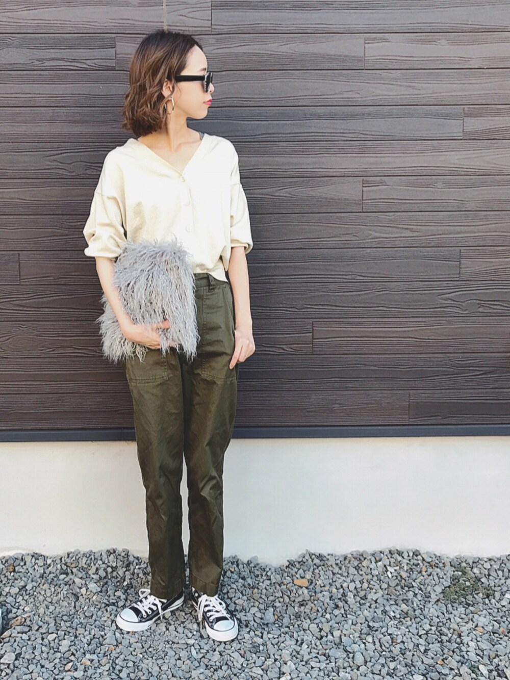 ゴールド系のカーディガン/ボレロ、グリーン系のその他パンツ、ブラック系のスニーカーを着用したレディースの秋コーディネートの1枚目の写真