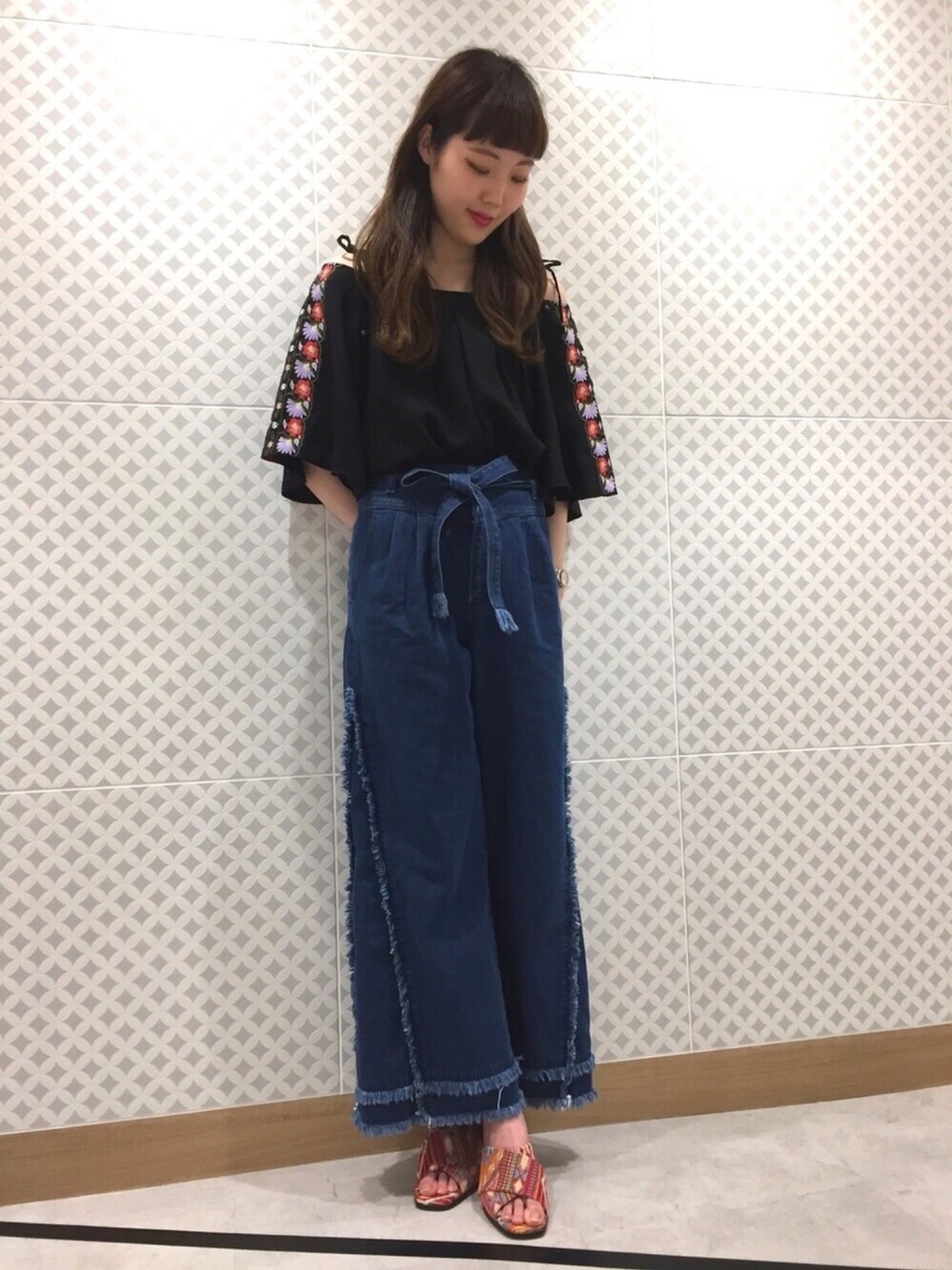 「Lily Brown、リリーブラウン、刺繍、デニム、ワイドデニム、フリンジ、カジュアル」｜「LILY BROWNの刺繍肩空きトップス（その他トップス、ブラック系）」を使った、saori watanabeさん（レディース・167cm）の春コーディネートの1枚目の写真