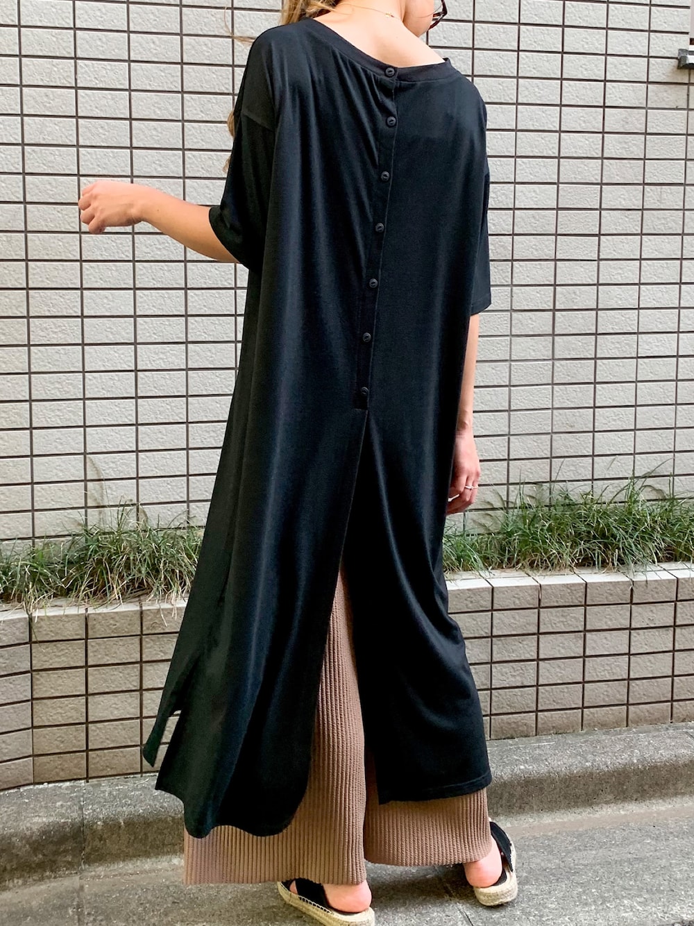 ブラック系のTシャツ/カットソーを着用したレディースの夏コーディネートの1枚目の写真