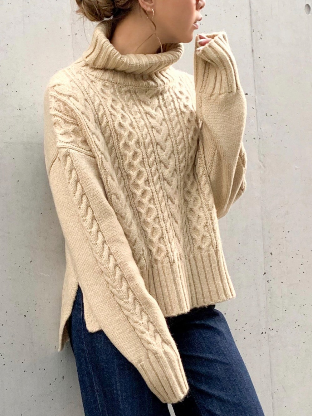 ベージュ系のニット/セーターを着用したレディースの冬コーディネートの1枚目の写真