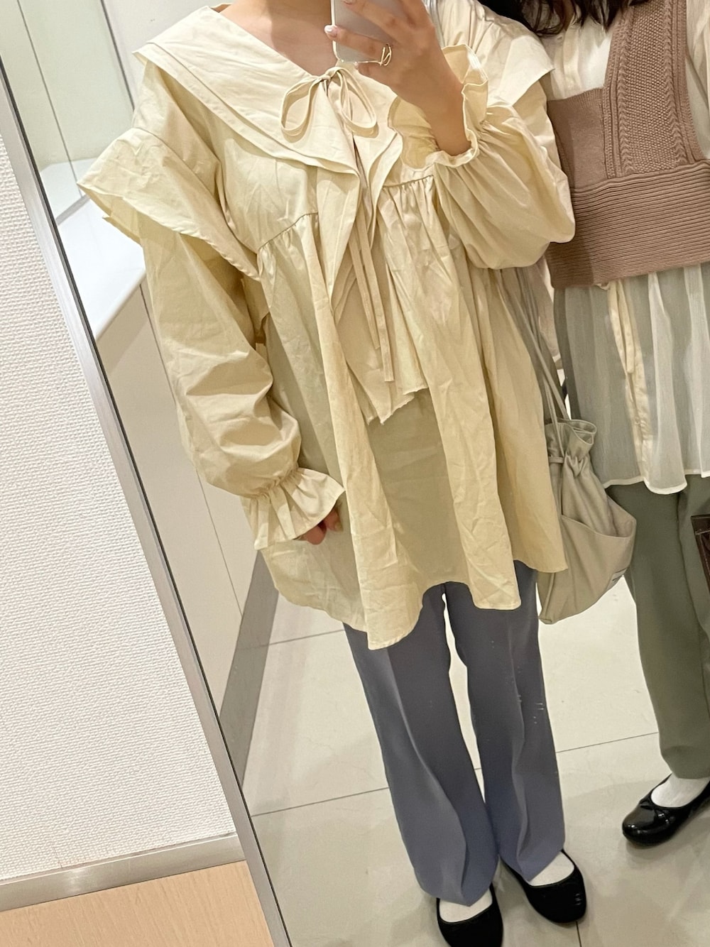 「Louemeのキャンディスリーブフリルチュニック（チュニック、ホワイト系）」を使った、cocoさん（レディース・157cm）の春コーディネートの1枚目の写真