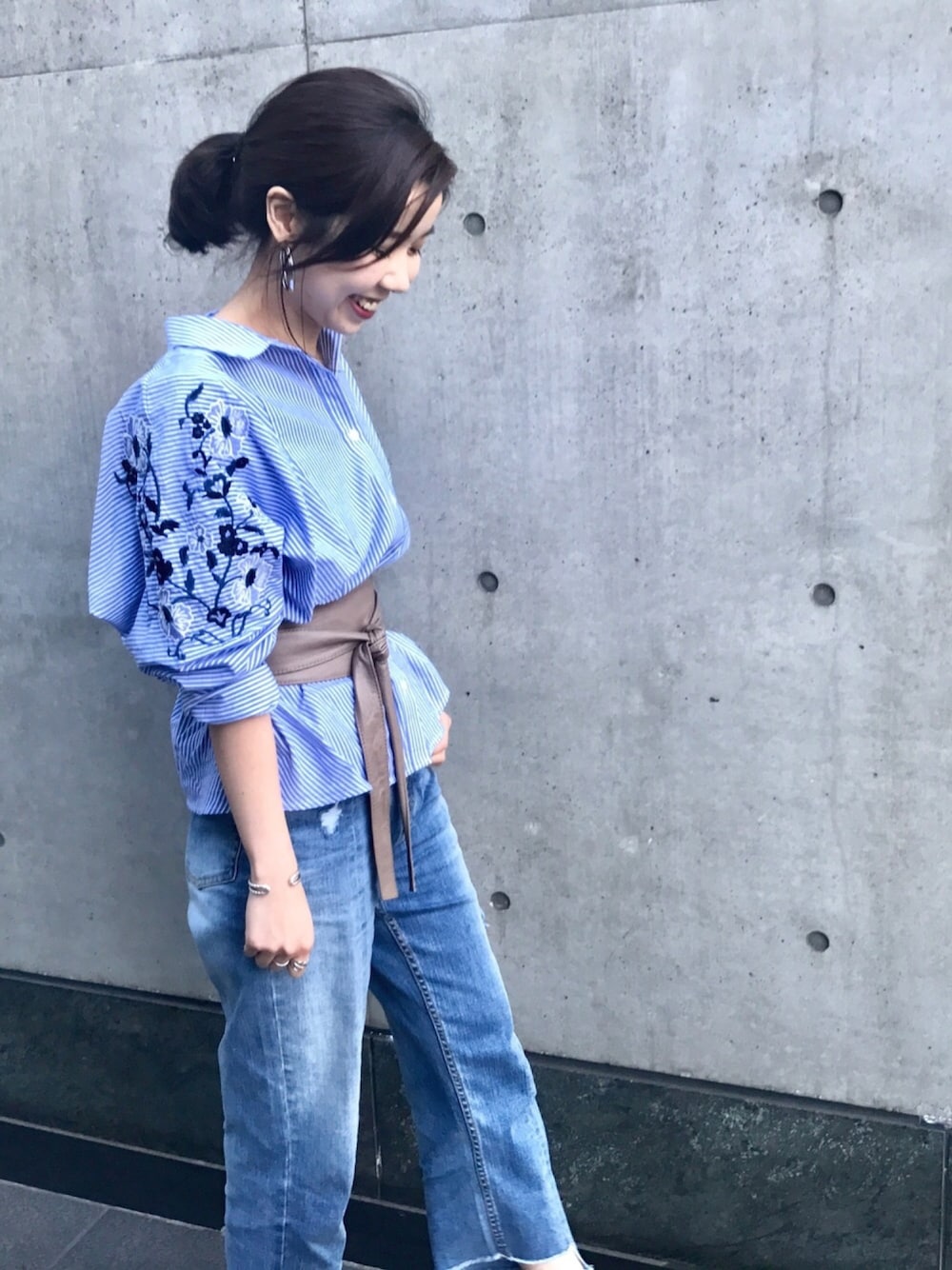 「休日スタイル、ラフ、パンツスタイル、シンプル、きれいめカジュアル、はるコーデ、サッシュベルト、刺繍、シャツスタイル、オトナカジュアル」｜「CAPRICIEUX LE'MAGEのサッシュベルト（ベルト、ベージュ系）」を使った、moe_lemageさん（レディース・160cm）の冬コーディネートの1枚目の写真