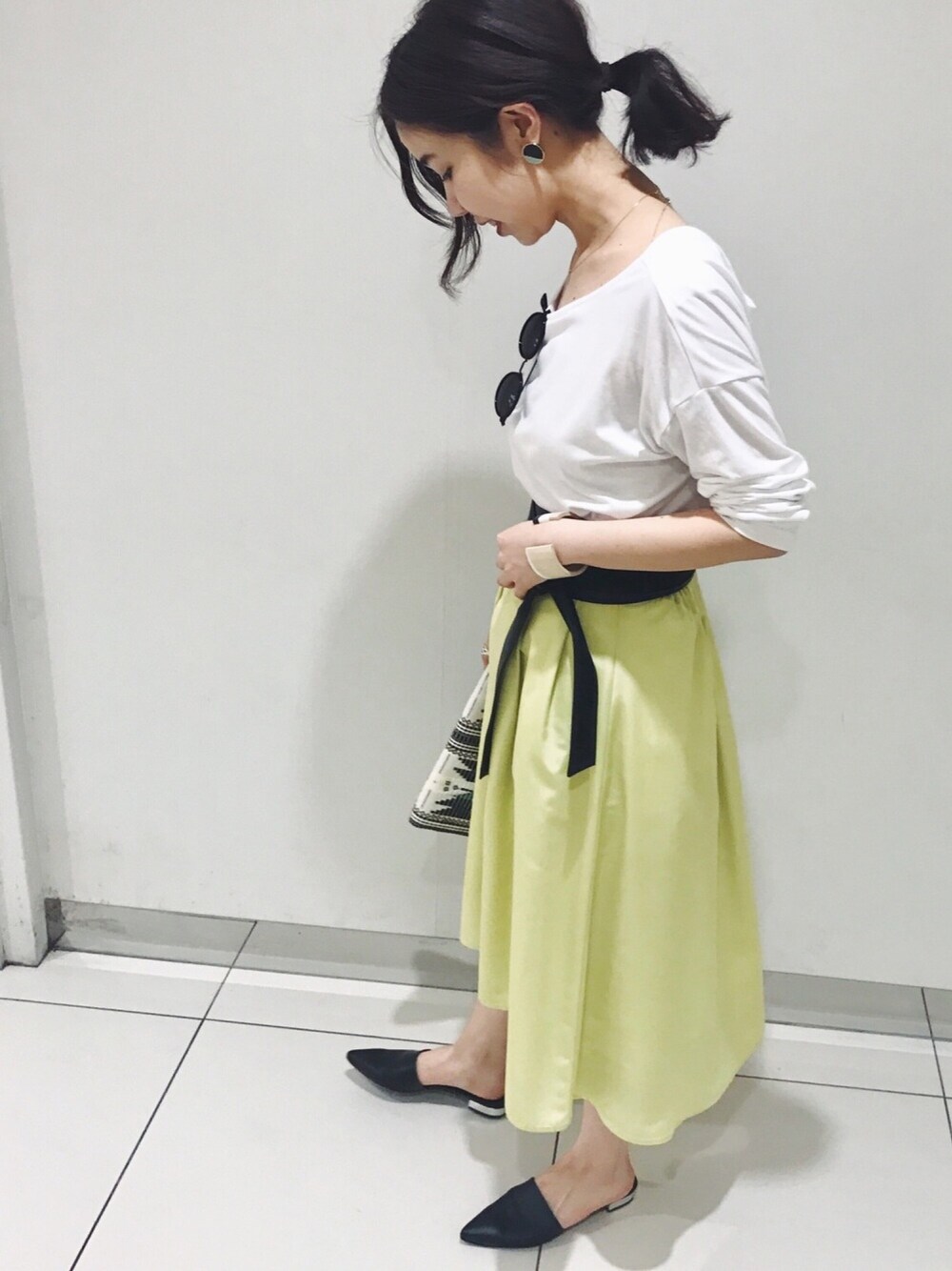 「シンプルコーデ、オトナカジュアル、春コーデ、ラクチンコーデ、春、オトナ女子、outfit、スカート、サッシュベルト、デートスタイル（WOMEN）」｜「CAPRICIEUX LE'MAGEのアイテム（Tシャツ/カットソー、ホワイト系）」を使った、moe_lemageさん（レディース・160cm）の春コーディネートの1枚目の写真