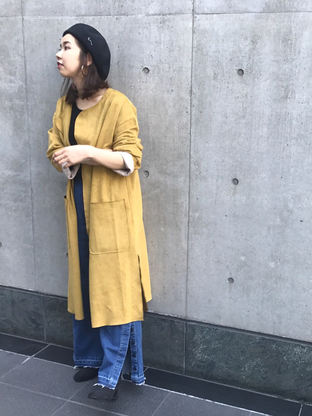 「秋のコーデ、オトナカジュアル、ワイドパンツ、きれいめカジュアル、デニム、スエード、ロングコート、イエロー、マスタード、ベレー帽」｜「CAPRICIEUX LE'MAGEのECOスエードコート（その他アウター、イエロー系）」を使った、moe_lemageさん（レディース・160cm）の秋コーディネートの1枚目の写真