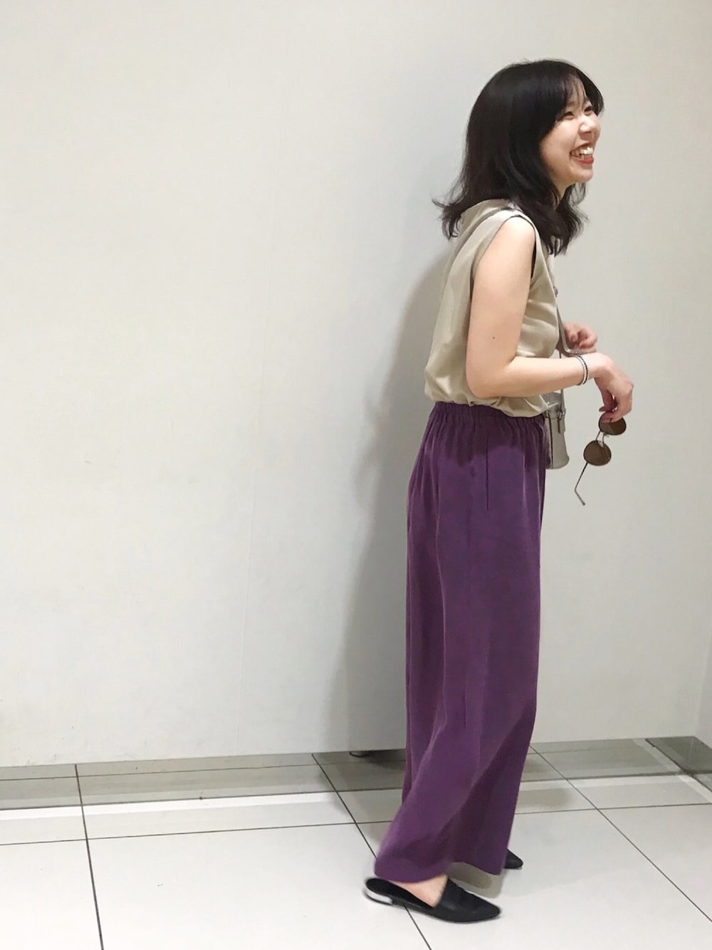 「カジュアル、休日コーデ、楽チンコーデ、Tシャツ、ノースリーブ、パープル、グレージュ、ワイドパンツ、パンツスタイル、シンプルコーデ」｜「CAPRICIEUX LE'MAGEのキュプライージーワイドパンツ（その他パンツ、パープル系）」を使った、moe_lemageさん（レディース・160cm）の夏コーディネートの1枚目の写真