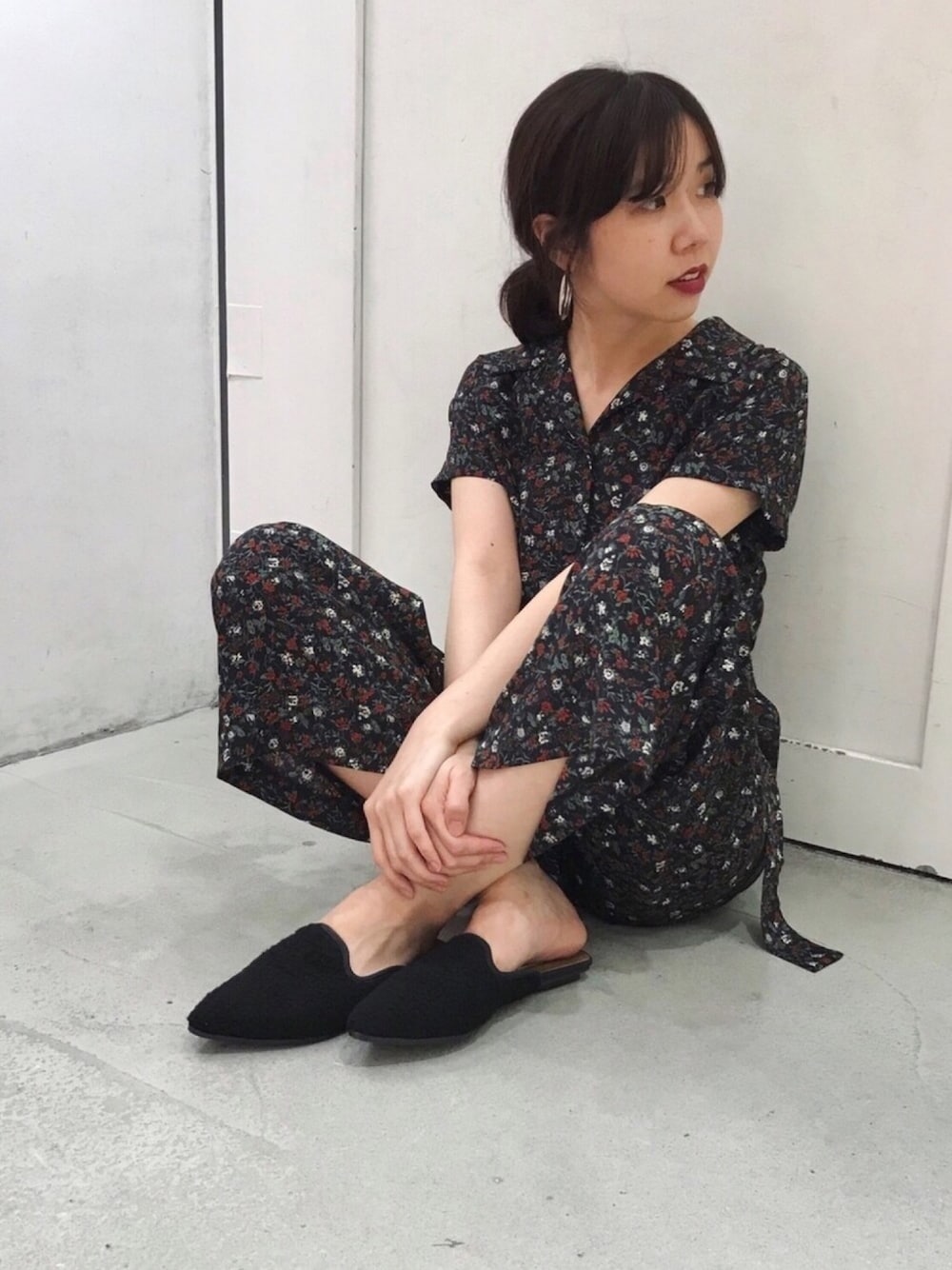 「楽チンコーデ、オトナカジュアル、休日コーデ、オトナ女子、オトナガーリー、サロペット、ロンパース、花柄、フラワープリント、ボア」｜「CAPRICIEUX LE'MAGEのフラワーオールインワン（つなぎ/オールインワン、ブラック系）」を使った、moe_lemageさん（レディース・160cm）の夏コーディネートの1枚目の写真