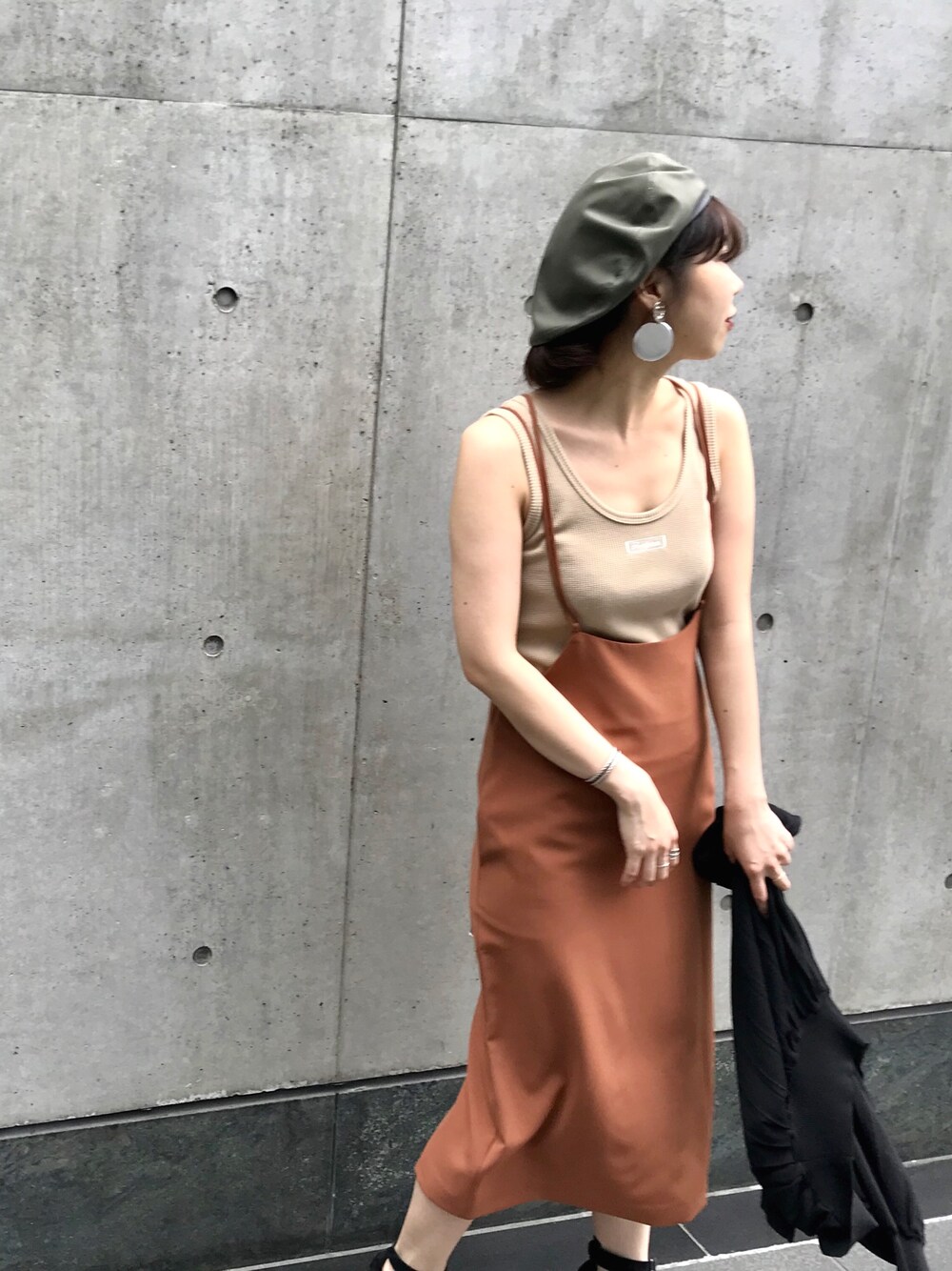 「夏コーデ、秋色、大人コーデ、ベレー帽、ベージュ、キャメル、サロペット、キャミワンピ、サーマル、秋コーデ」｜「CAPRICIEUX LE'MAGEのサーマルロゴタンク（Tシャツ/カットソー、ベージュ系）」を使った、moe_lemageさん（レディース・160cm）の夏コーディネートの1枚目の写真