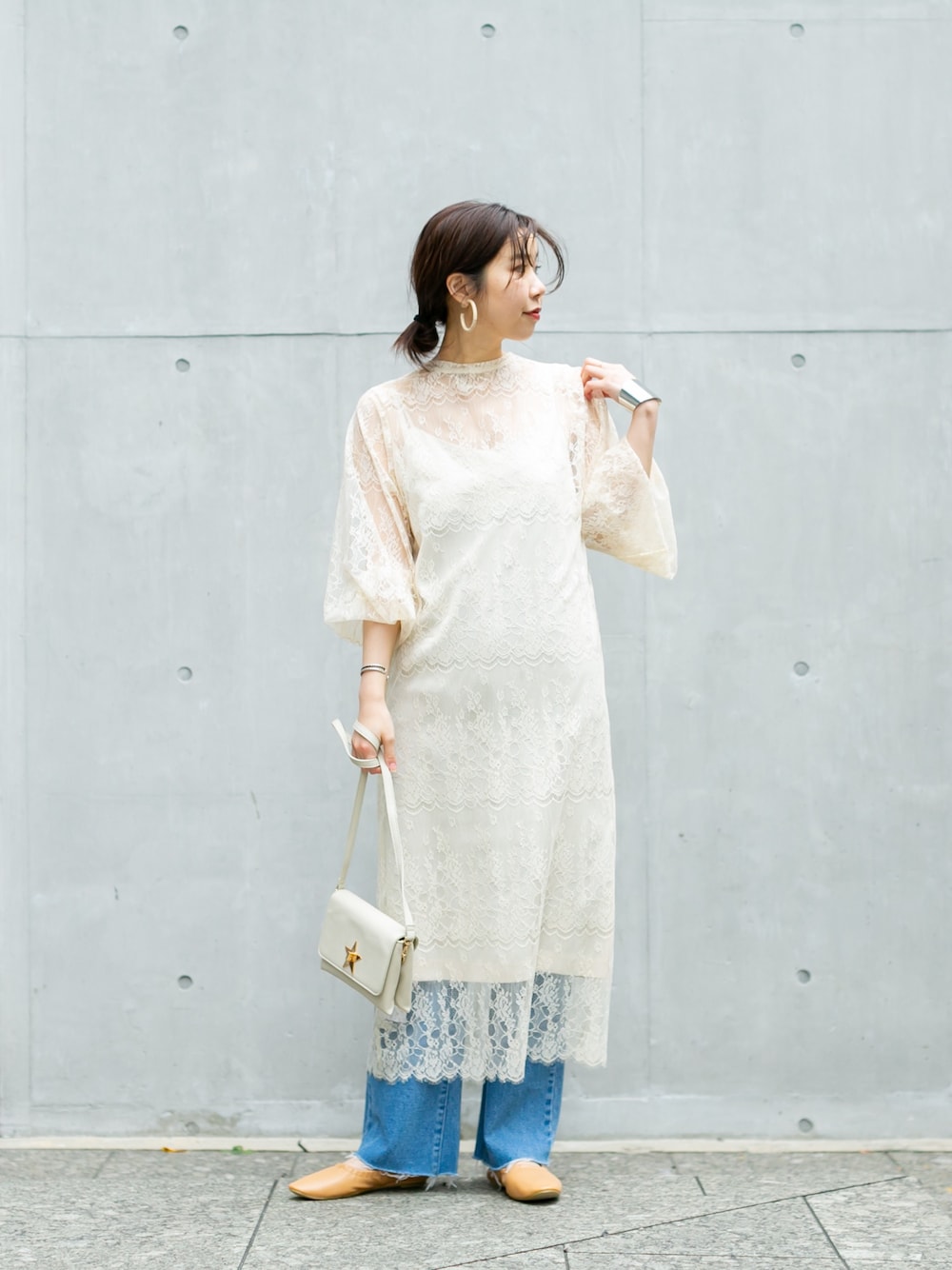 「休日スタイル、カジュアル、ボリューム袖、レース、レースワンピース、結婚式、ワンピース、ワンピース×デニム、春コーデ、春」｜「CAPRICIEUX LE'MAGEのレースアンサンブルワンピース（ワンピース、ホワイト系）」を使った、moe_lemageさん（レディース・160cm）の春コーディネートの1枚目の写真