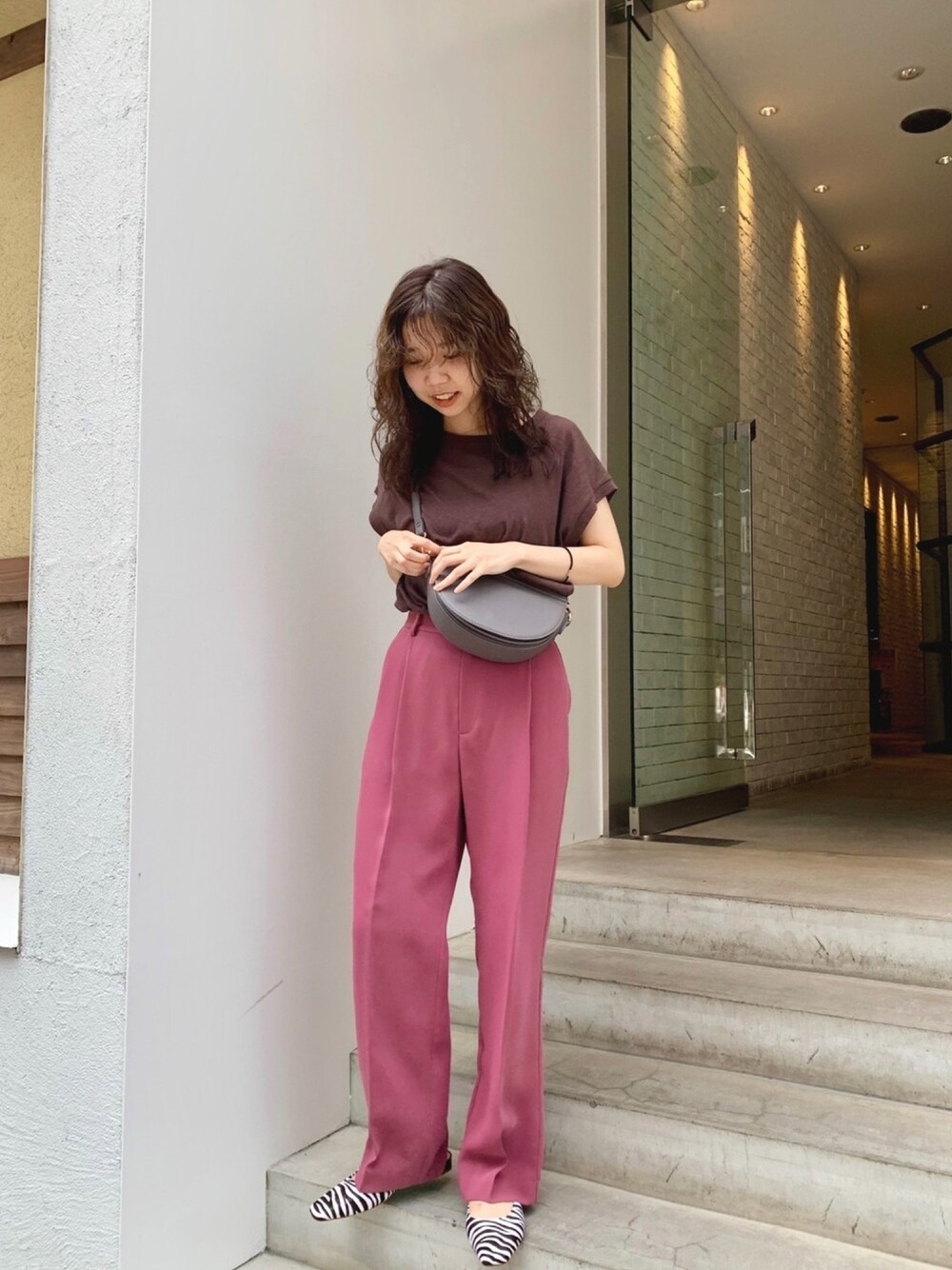「オトナ女子、夏コーデ、秋のコーデ、カジュアルコーデ、ブラウン、ピンク、くすみカラー、オトナカジュアル、スラックス、Tシャツ」｜「CAPRICIEUX LE'MAGEのハイウエストスラックスストレートパンツ（スラックス、レッド系）」を使った、moe_lemageさん（レディース・160cm）の夏コーディネートの1枚目の写真