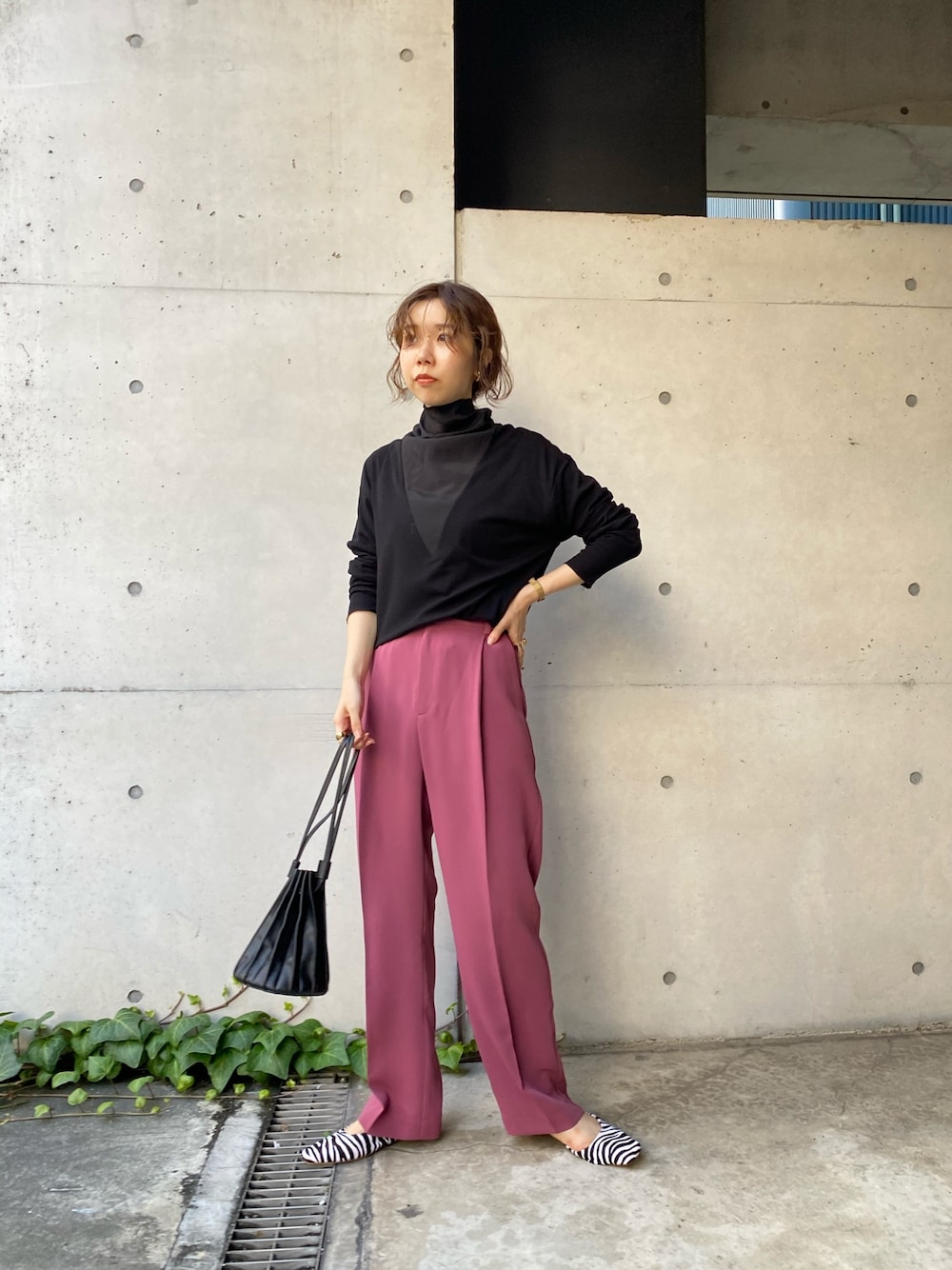 「秋服準備はじめました、秋コーデ、休日スタイル、くすみカラー、ピンク、ゼブラ柄、スラックス、ハイネック、秋色、くすみピンク」｜「CAPRICIEUX LE'MAGEのドッキングハイネックリブＴシャツ（Tシャツ/カットソー、ブラック系）」を使った、moe_lemageさん（レディース・160cm）の秋コーディネートの1枚目の写真