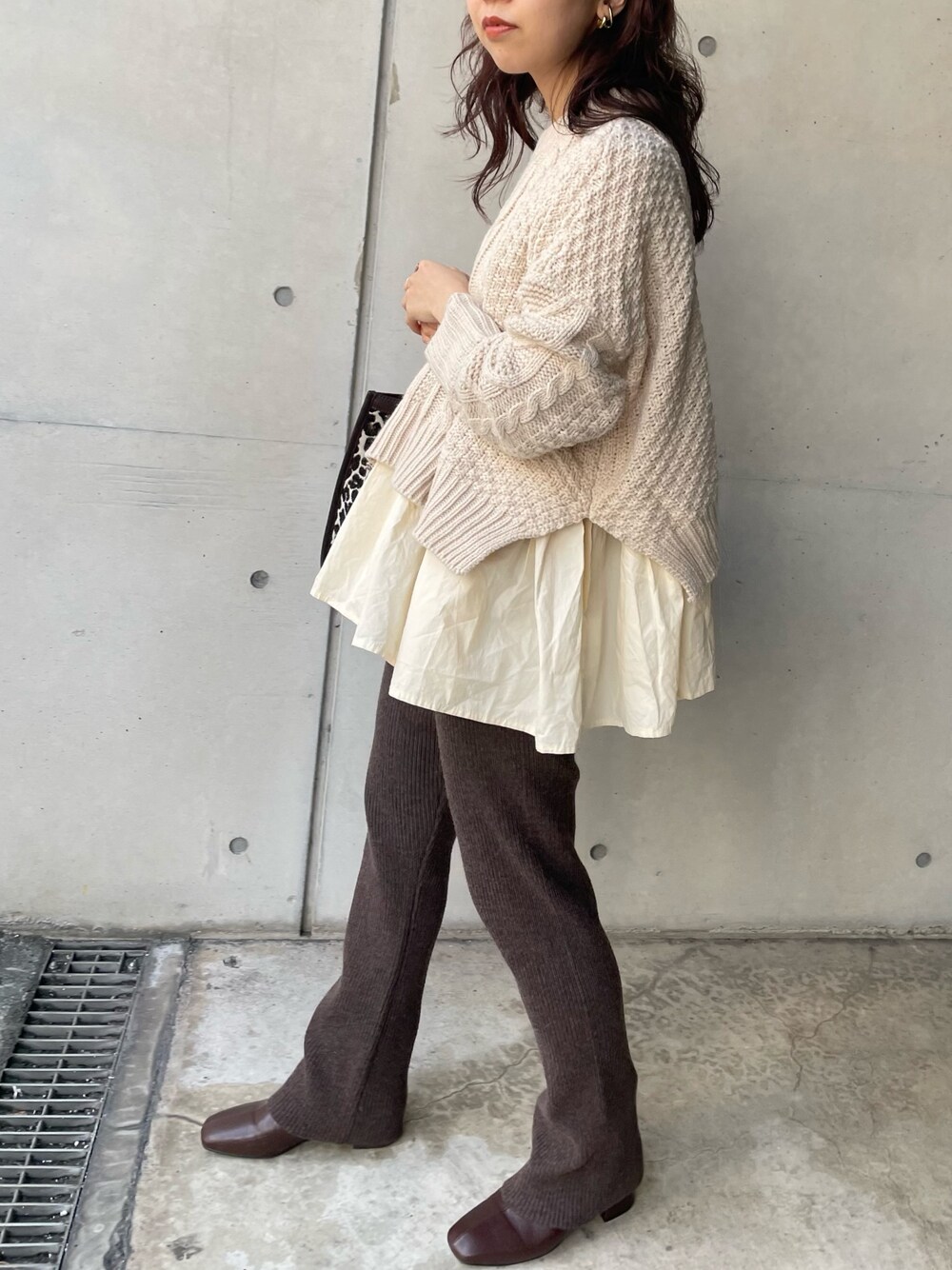 「秋冬コーデ、オトナ女子、ブラウンコーデ、レイヤードスタイル、ケーブルニット、ニット、淡色コーデ、ボリュームニット、リブパンツ、ショートブーツ」｜「CAPRICIEUX LE'MAGEのケーブルレイヤードプルオーバー（ニット/セーター、ホワイト系）」を使った、moe_lemageさん（レディース・160cm）の秋コーディネートの1枚目の写真