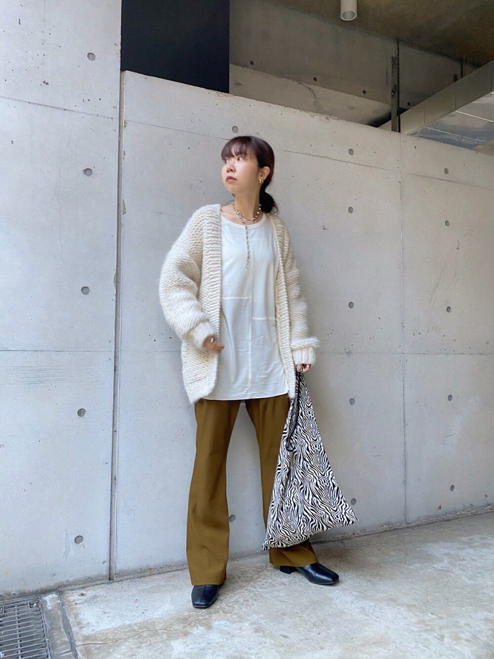 「ピスタチオ、ホワイトコーデ、ニットカーディガン、ケーブルニット、ロンT、フレアパンツ、秋コーデ、休日コーデ、ラフ、ニット」｜「CAPRICIEUX LE'MAGEのペルーハンドニットカーディガン（カーディガン/ボレロ、ホワイト系）」を使った、moe_lemageさん（レディース・160cm）の秋コーディネートの1枚目の写真