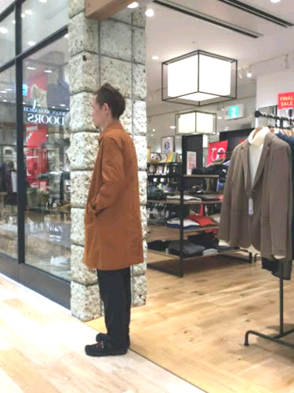 「休日スタイル」｜「URBAN RESEARCH DOORSのアイテム（その他アウター、オレンジ系）」を使った、勝子さん（メンズ・173cm）の冬コーディネートの1枚目の写真