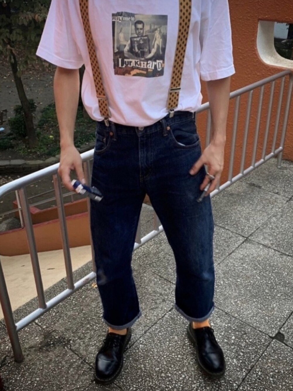 ブルー系のデニムパンツ、ブラック系のブーツ、ホワイト系のTシャツ/カットソーを着用したメンズの春コーディネートの1枚目の写真