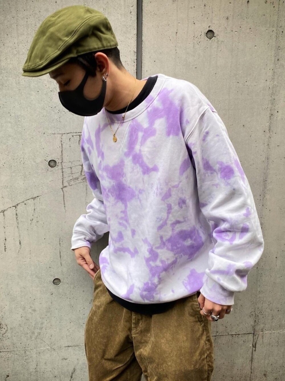 ベージュ系のその他パンツ、パープル系のスウェットを着用したメンズの春コーディネートの1枚目の写真