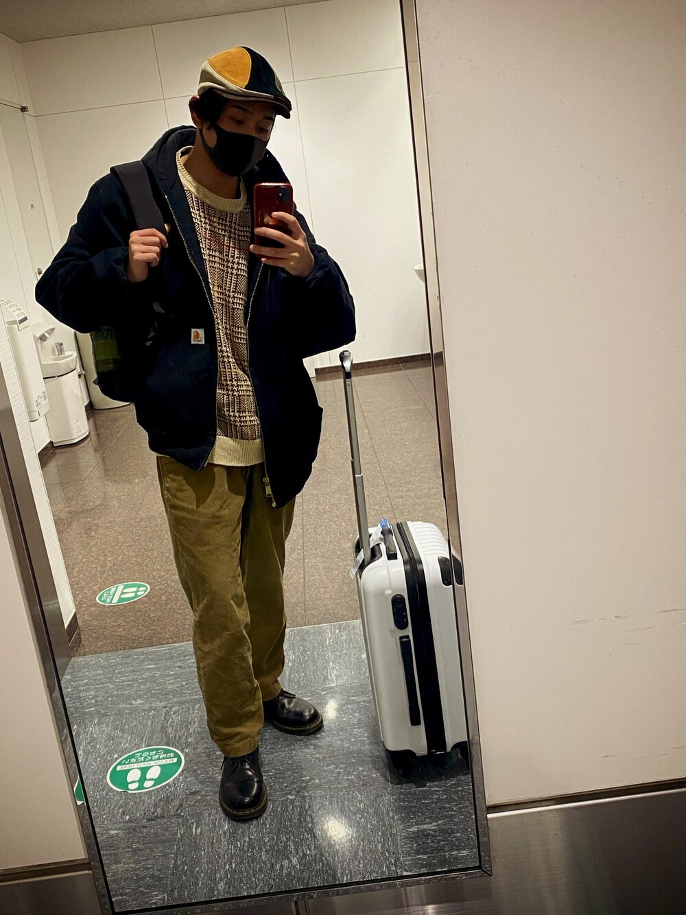 「コーデュロイ、セーター、カーハート、carhartt、ハンチング帽、フォローミー」｜「Carharttのアイテム（ジャケット/アウター、ブラック系）」を使った、Rinta.さん（メンズ・173cm）の春コーディネートの1枚目の写真