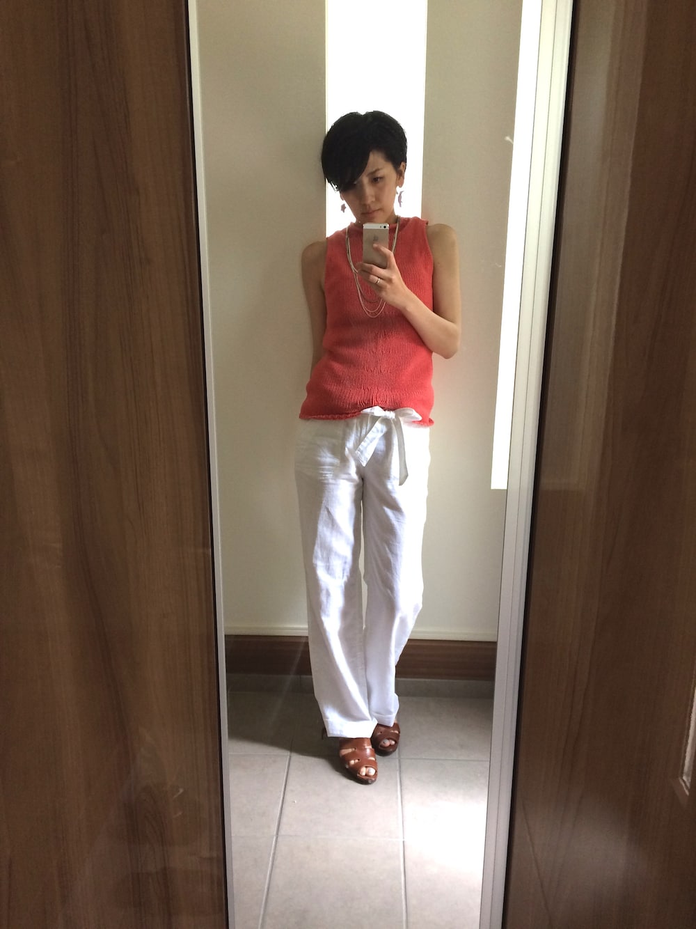 「夏コーデ、休日スタイル」｜「Banana Republicのアイテム（カーゴパンツ、ホワイト系）」を使った、Y TSUCHIYAさん（レディース・170cm）の夏コーディネートの1枚目の写真