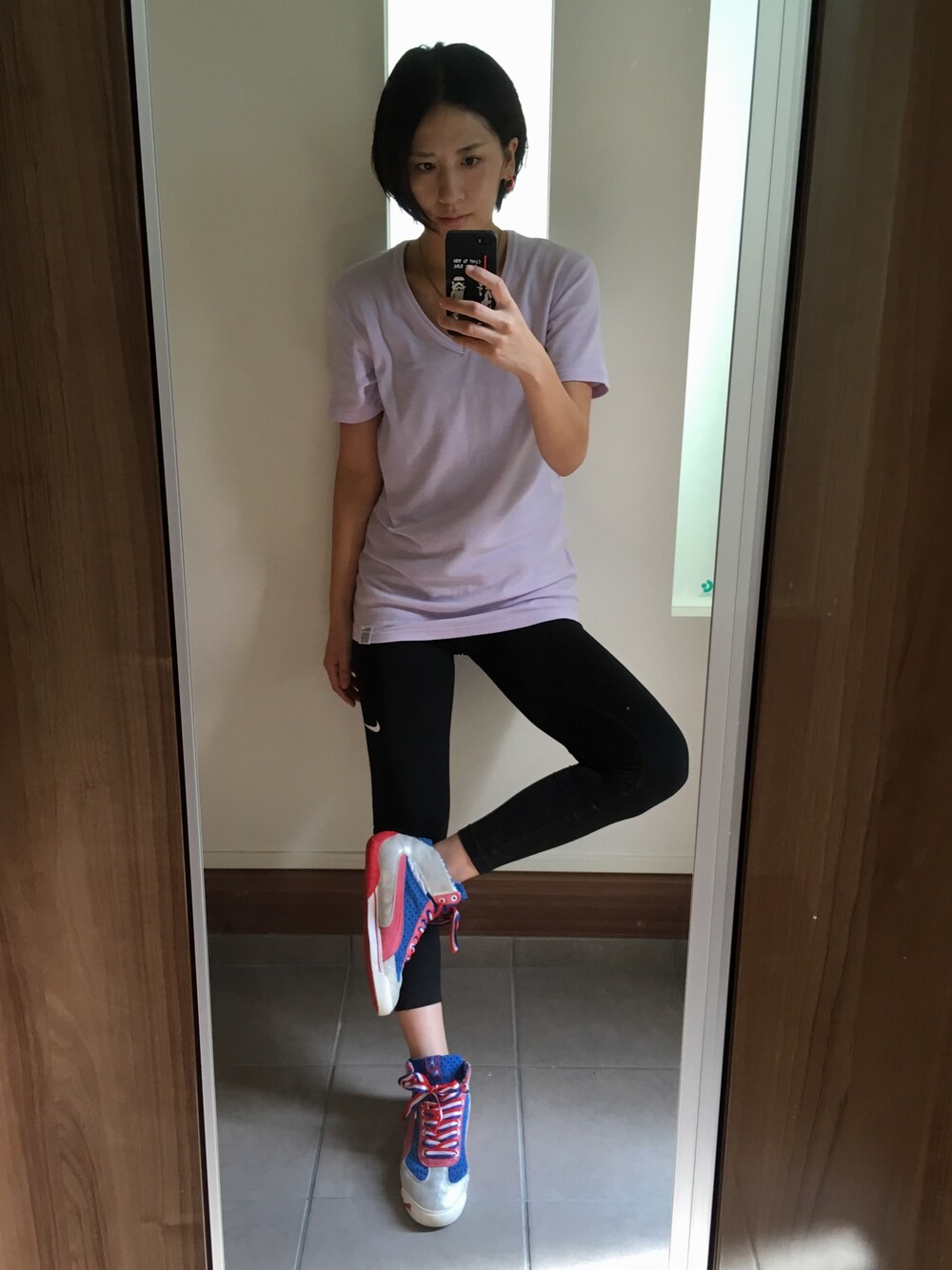 「スポーツウェア、PUMA、NIKE」｜「AZUL by moussyのアイテム（Tシャツ/カットソー、パープル系）」を使った、Y TSUCHIYAさん（レディース・170cm）の秋コーディネートの1枚目の写真