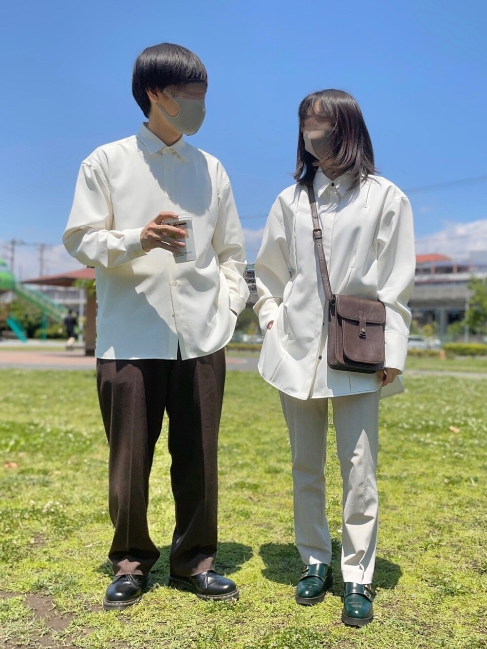 ホワイト系のシャツ/ブラウス、ブラウン系のスラックス、ブラック系のブーツを着用したレディースの春コーディネートの1枚目の写真