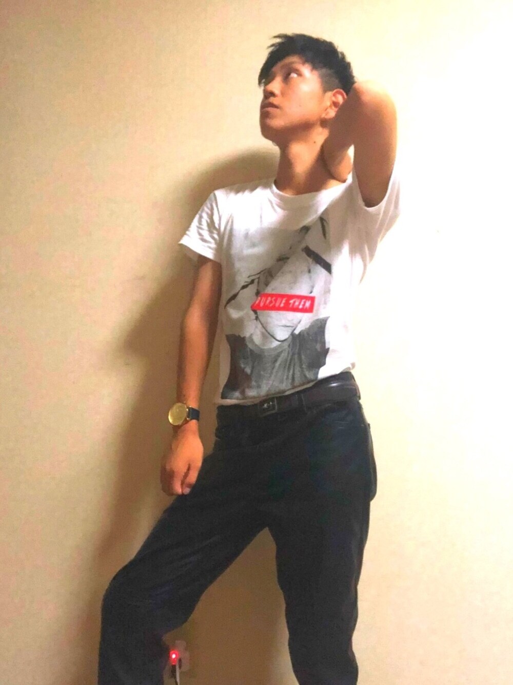 ブラック系のその他パンツ、ホワイト系のTシャツ/カットソー、その他のアナログ腕時計を着用したメンズの夏コーディネートの1枚目の写真