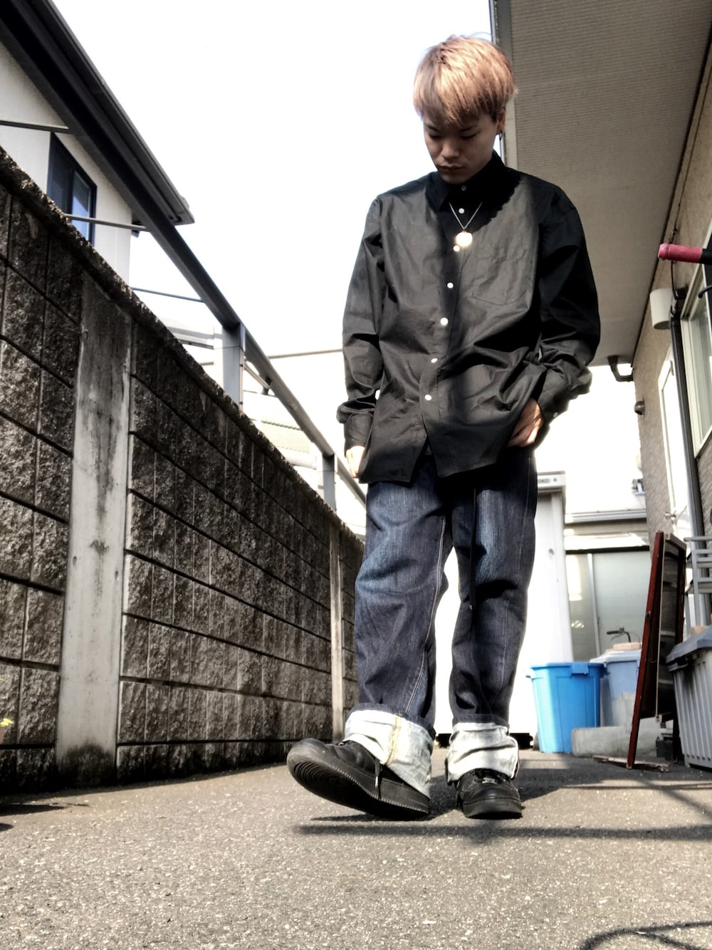 ブラック系のスニーカー、ブルー系のデニムパンツ、ブラック系のシャツ/ブラウスを着用したメンズの春コーディネートの1枚目の写真