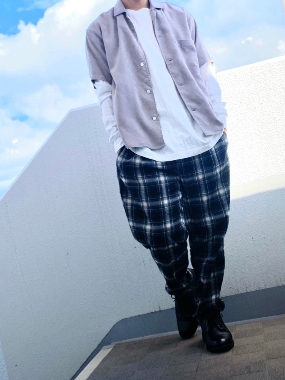 その他のその他パンツ、ベージュ系のシャツ/ブラウス、ホワイト系のTシャツ/カットソーを着用したメンズの秋コーディネートの1枚目の写真