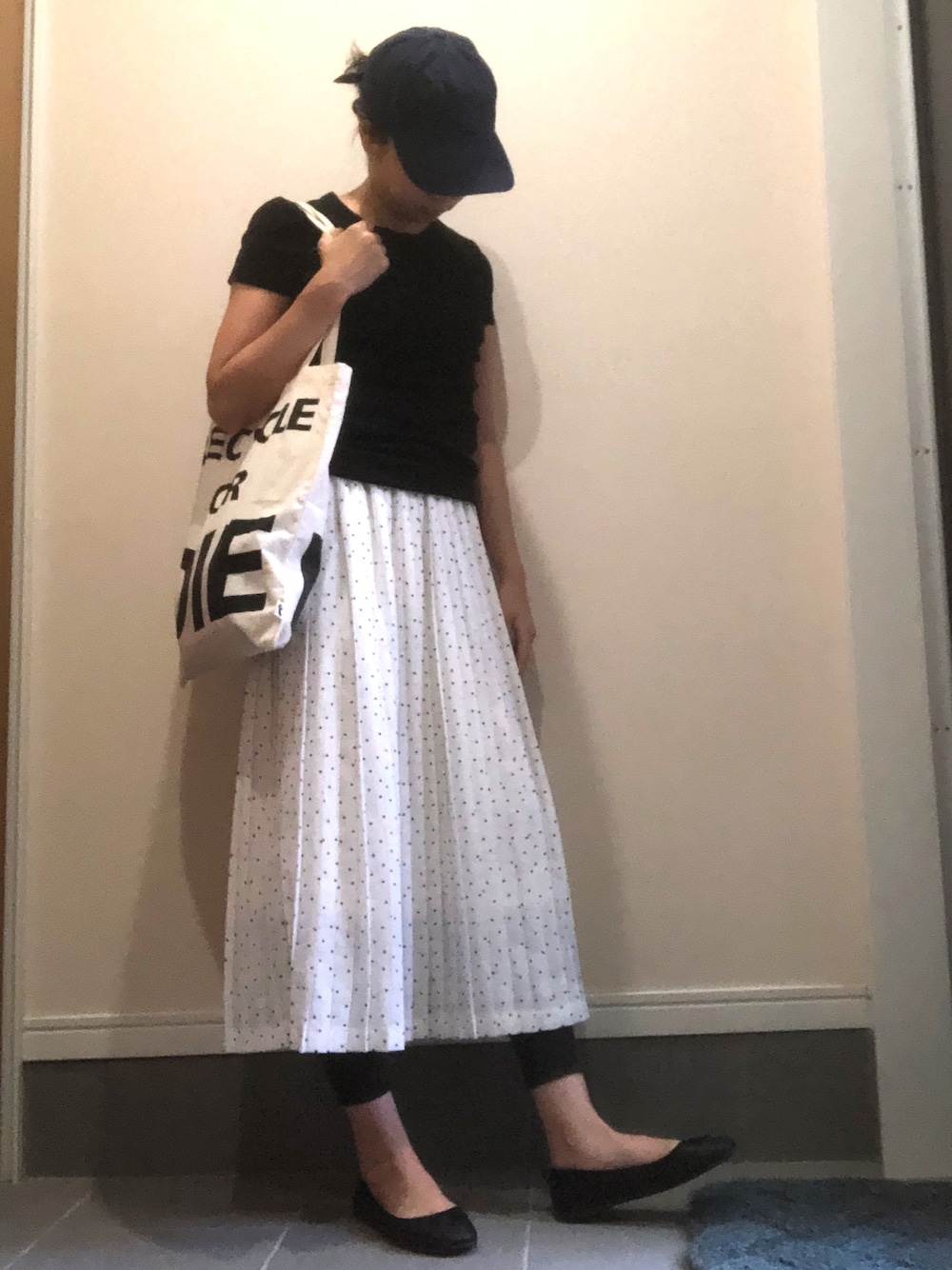 「夏、プチプラコーデ、楽チンコーデ、シンプルコーデ、夏だ！Tシャツ着よう！、大人ガーリー、ママファッション、Tシャツ、おしゃれさんと繋がりたい、モノトーン」｜「no brandのアイテム（スカート、ホワイト系）」を使った、K.K.Mさん（レディース・163cm）の夏コーディネートの1枚目の写真