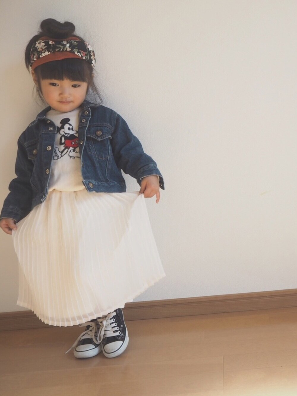 「休日スタイル、キッズファッション、女の子、ootd、2歳、シンプルコーデ、おんなのこコーデ、はるコーデ、キッズ、アイラブCONVERSE」｜「GAPのアイテム（デニムジャケット、ブルー系）」を使った、AMITAN☺︎♪さん（キッズ・90cm）の冬コーディネートの1枚目の写真