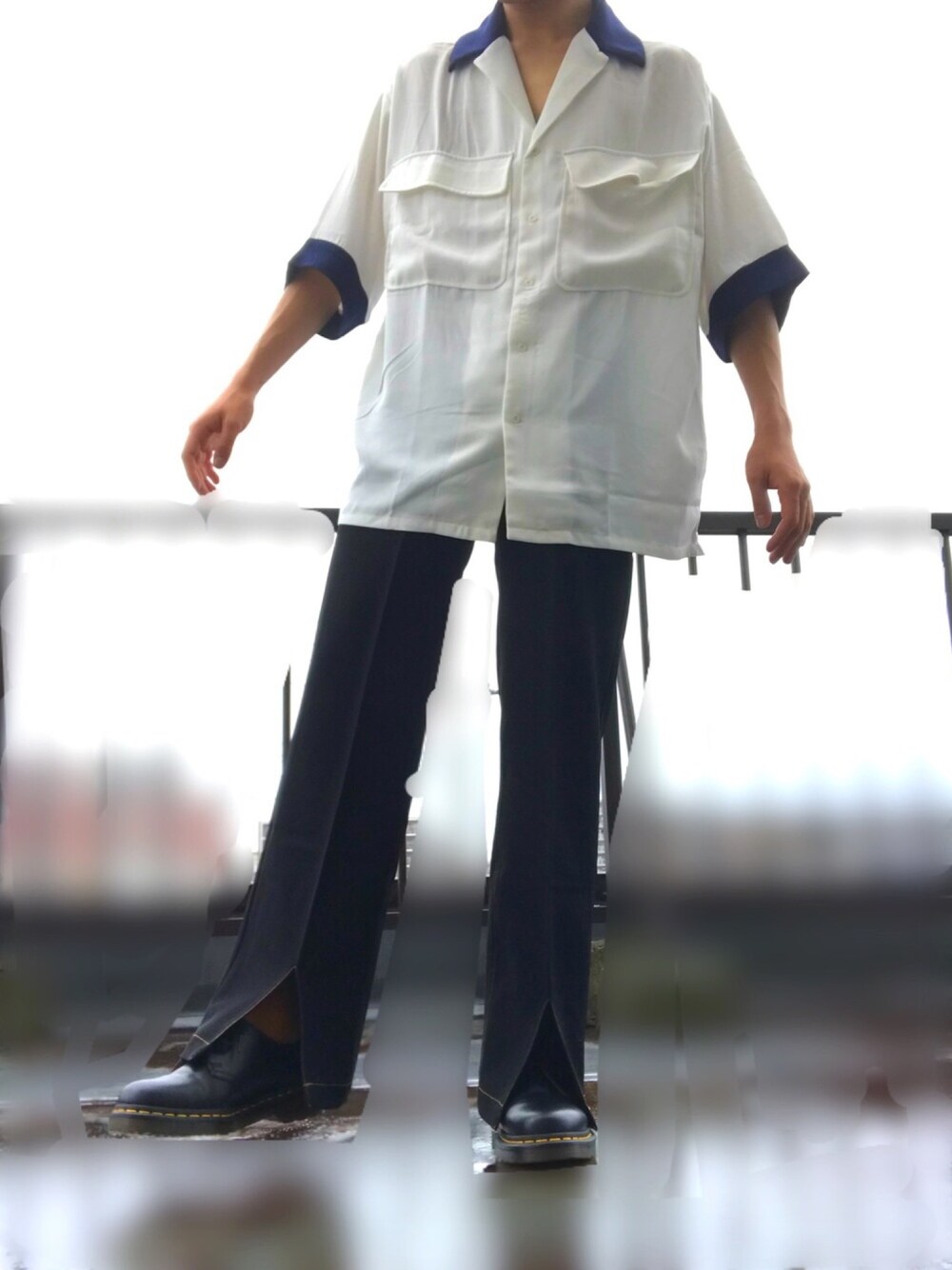 ホワイト系のシャツ/ブラウス、ブラック系のその他パンツ、ブラック系のドレスシューズを着用したメンズの夏コーディネートの1枚目の写真