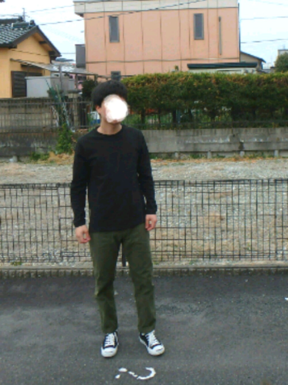 ブラック系のTシャツ/カットソー、グリーン系のその他パンツ、ブラック系のスニーカーを着用したメンズの春コーディネートの1枚目の写真