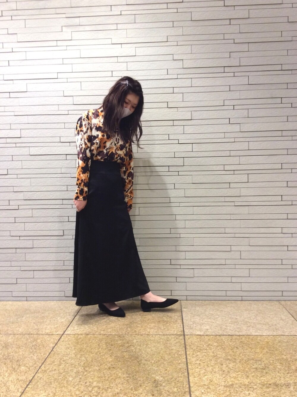 「秋のコーデ、フェイクレザー、パンプス、柄シャツ、プチプラコーデ、ORiental TRaffic(ORiental TRaffic)、1315」｜「ORiental TRafficの【2020AW新作】スエード切替フラットパンプス/1315（パンプス、ブラック系）」を使った、ORiental TRaffic ヤエチカ店さん（レディース・158cm）の秋コーディネートの1枚目の写真