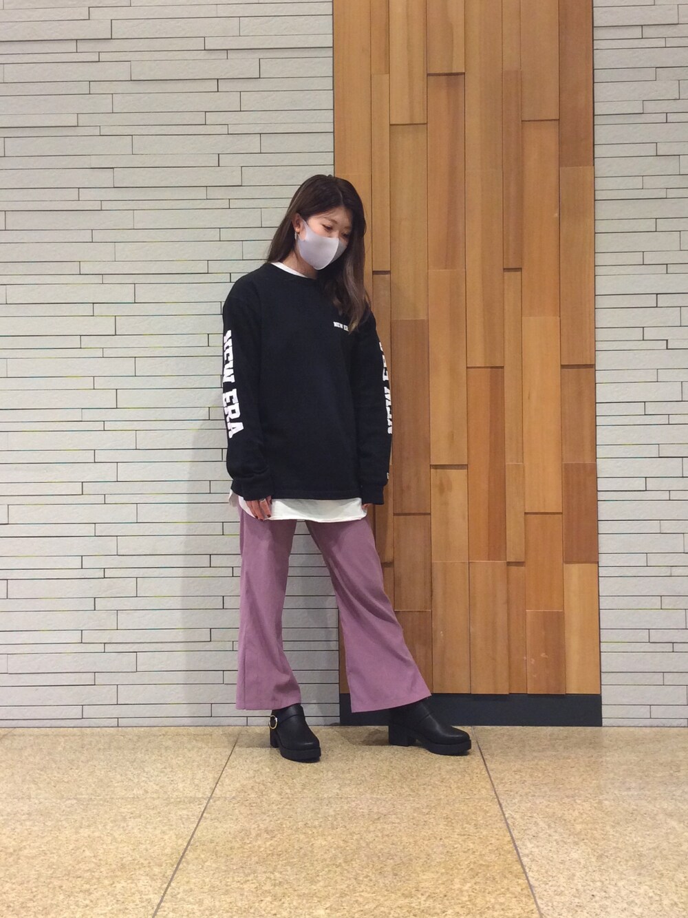 「ORiental TRaffic(ORiental TRaffic)、1414、カラーパンツ、ロンT」｜「ORiental TRafficの厚底バックルベルトショートブーツ/1414（ブーツ、ブラック系）」を使った、ORiental TRaffic ヤエチカ店さん（レディース・158cm）の秋コーディネートの1枚目の写真