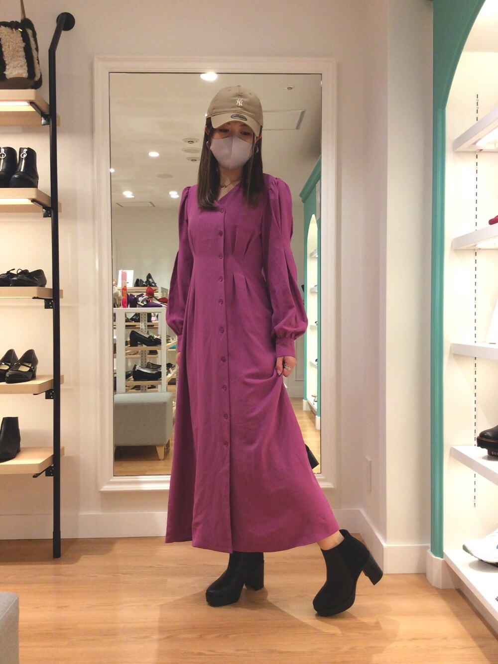 「シンプルコーデ、ワンピース、キャップ、秋服、ORiental TRaffic(ORiental TRaffic)、1418」｜「ORiental TRafficの異素材プラットフォームブーツ/1418（ブーツ、ブラック系）」を使った、ORiental TRaffic ヤエチカ店さん（レディース・158cm）の秋コーディネートの1枚目の写真