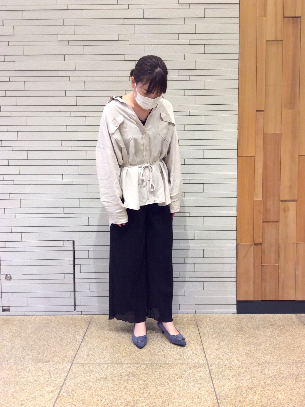 「秋のコーデ、パンツスタイル、くすみカラー、オリエンタルトラフィック(ORiental TRaffic)、1311」｜「ORiental TRafficの【美シルエット】メタルプレートパンプス/1311（パンプス、ブルー系）」を使った、ORiental TRaffic ヤエチカ店さん（レディース・163cm）の秋コーディネートの1枚目の写真