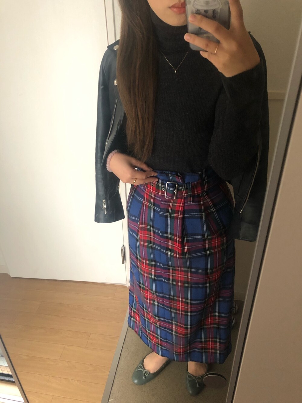 「今日のコーデ、タートルネック、オトナカジュアル、大人コーデ、タイトスカート」｜「Mila Owenのハイウエストタックロングスカート（スカート、その他）」を使った、Sさん（レディース・159cm）の秋コーディネートの1枚目の写真