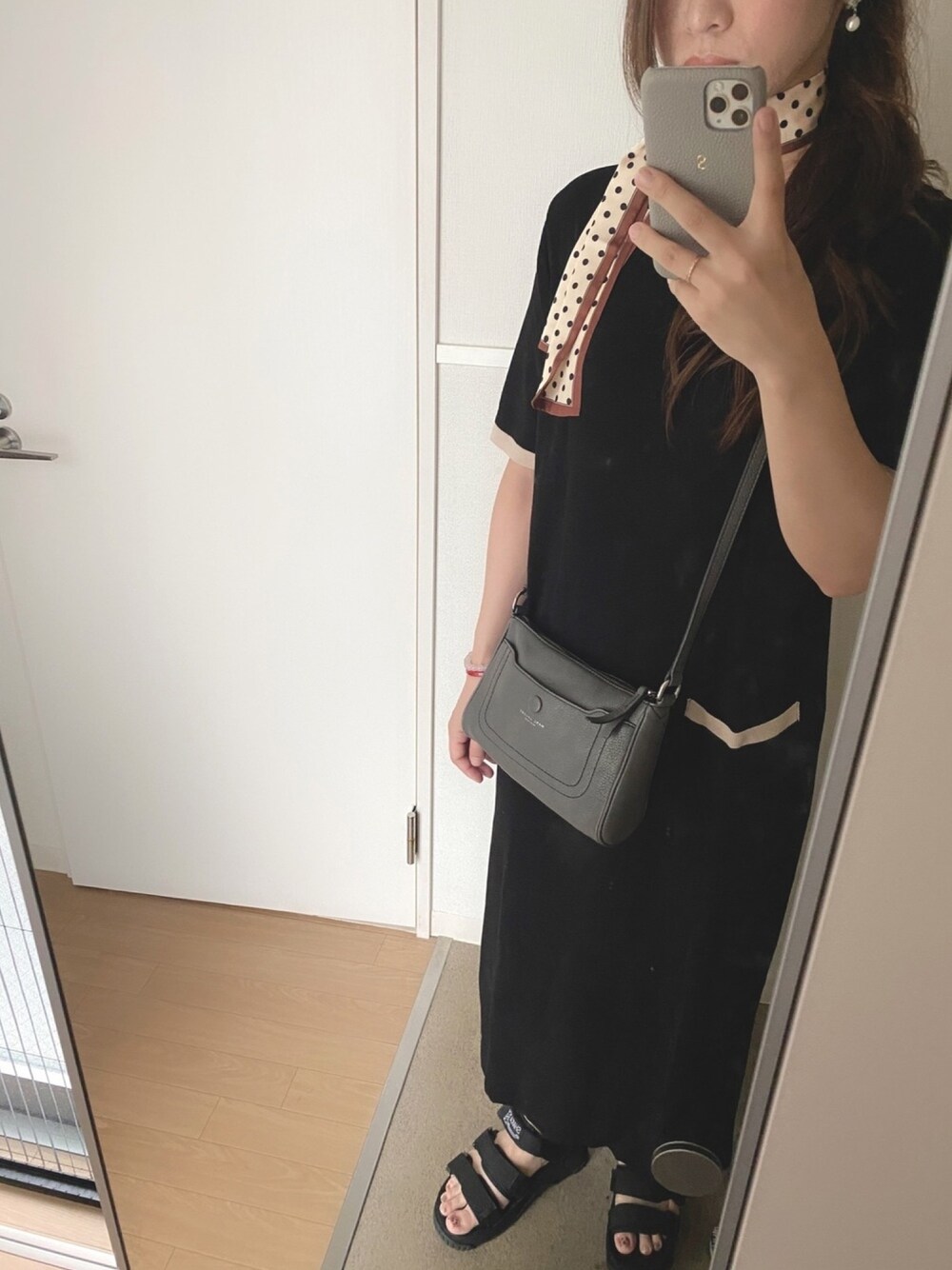 「休日スタイル、シンプルコーデ、オトナカジュアル、オトナ女子、ロングスカート、おしゃれさんと繋がりたい」｜「ADOLESCENCE のドットボウタイスカーフ【ZOZOTOWN限定アイテム】（バンダナ/スカーフ、ホワイト系）」を使った、Sさん（レディース・159cm）の夏コーディネートの1枚目の写真